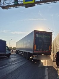 Да, вокруг Твери вчера треш был.  Сначала не понял, почему с М11  сгоняют, все перекрыли, потом уже в пробке узнал. Оба обхода перекрыли.

"С другой стороны, в районе деревни Андрейково пути всему потоку машин перегородила сложившаяся фура, врезавшаяся в притормозивший у пешеходного перехода автомобиль “Фиат”.
Водитель легковушки, женщина, скончалась на месте. Автомобилисты сообщают, что томятся в пробке уже более полутора часов, пока решение проблемы не найдено."