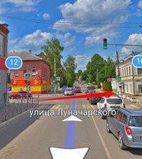 Одно другому не мешает. 
Там некуда ехать прямо. 

Вот это место: