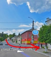 Одно другому не мешает. 
Там некуда ехать прямо. 

Вот это место: