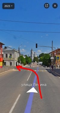 Одно другому не мешает. 
Там некуда ехать прямо. 

Вот это место: