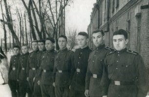 Курсанты Рязанского военного автомобильного училища перед казармой. 1953г.