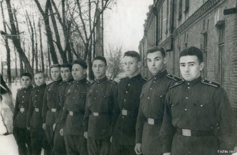 Курсанты Рязанского военного автомобильного училища перед казармой. 1953г.