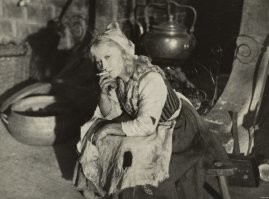 Как по мне, то самым запомнившимся для меня был король Эраста Гарина, его интонации были невероятны. Ну и Раневская на своем уровне. А сама Золушка особо теплых чувств не вызывала (в отличие от Золушки из чешских Трех орешков с которой никто сравниться не может...)