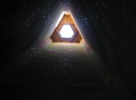 Башня короля Альфреда в Англии - памятник в честь окончания Семилетней войны (1756–1763). Внутри нет жилых помещений. На что прямо намекает отсутствие туалетых балконов