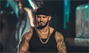 Ну.ладно, пусть будет кто-то помоложе,но очень брутальный на вид.