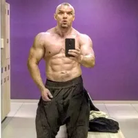 В Краснодаре парни спасли курьера с панической атакой ценой сломанного лифта