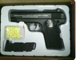 Пневматический пистолет, сцуко! Пневматический! 
Он бы ещё с таким ходил, джыгыт, блд!