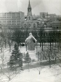 Москва. Фигура Деда Мороза в Тайницком саду. 1960ые.