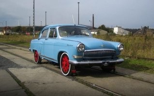 Волги третьей серии оленя на капоте не имели. А колхозные дрезины  ГАЗ-21 ставились на колеса нормального размера. Собственно колеса менялись, рулевые тяги снимались, вот и вся переделка.