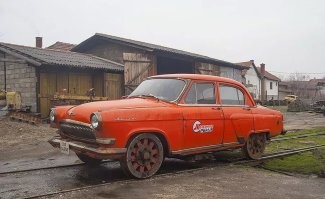 Волги третьей серии оленя на капоте не имели. А колхозные дрезины  ГАЗ-21 ставились на колеса нормального размера. Собственно колеса менялись, рулевые тяги снимались, вот и вся переделка.