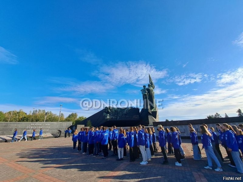 В Донецке отмечают День освобождения Донбасса от немецко-фашистских захватчиков

Уважаемые земляки! Дорогие ветераны! Поздравляю вас с Днем освобождения Донбасса от немецко-фашистских захватчиков!

81 год назад с нашей земли были изгнаны гитлеровские оккупанты. Переломным моментом в битве за Донецкий край стало сражение за легендарный курган Саур-Могила. Здесь прошли кровопролитные бои, в результате которых враг был повержен, высота взята, а немецкий Миус-фронт прорван. 

История повторилась в 2014 году. Курган несколько раз переходил из рук в руки. В конце июля 2014 года против сотен вооруженных украинских боевиков встали считаные ополченцы из батальона «Восток» под командованием Олега Гришина – мы все знаем его под позывным Медведь. Высоту отстояли, но командир погиб. Вместе с другими павшими героями его похоронили на Саур-Могиле. Посмертно Олег Гришин удостоен звания Героя Донецкой Народной Республики. 

Благодаря подвигу бойцов мы сохранили контроль на границе с Россией, получили выход к Азовскому морю, освободили Новоазовск.

Тогда, в горячие дни 2014 года, киевские боевики целенаправленно пытались разрушить мемориальный комплекс, расстреливая в упор монументы Саур-Могилы. Они целились в нашу Память. Мы мемориальный комплекс не только восстановили, но и дополнили памятниками современным освободителям Донбасса. 

Сегодня тут снова пылает Вечный огонь, олицетворяющий неугасимый дух русских воинов и благодарность потомков.

@PushilinDenis