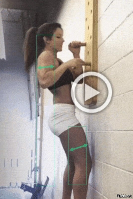 Парень показал свои суперспособности на специальном тренажере для рук