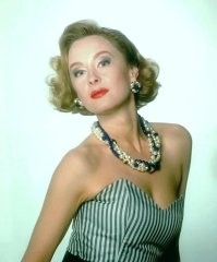 Да, вообще секси тётя.