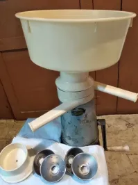 Такой у меня в общаге висел)
А у бабушки был сепаратор.
Масло я вручную взбивал, ну и нудное же это занятие)))