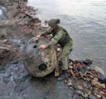 Да по размерам видно, что не боевая мина.  Понимаю, не все видели  эту штуку в живую. Но, полезно иногда сходить в музей ВОВ или вроде того, и в реальности осознать, какие всё таки танки большие, мины огромные, и лютые калибры у пушек. А то, большая часть населения видит такое в играх\фильмах, и через монитор  создаётся не совсем верное восприятие, размеры кажутся меньше.  А вот своими глазами если увидеть, то это совсем другое дело. Порой закачешься просто.