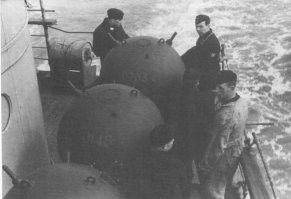 Да по размерам видно, что не боевая мина.  Понимаю, не все видели  эту штуку в живую. Но, полезно иногда сходить в музей ВОВ или вроде того, и в реальности осознать, какие всё таки танки большие, мины огромные, и лютые калибры у пушек. А то, большая часть населения видит такое в играх\фильмах, и через монитор  создаётся не совсем верное восприятие, размеры кажутся меньше.  А вот своими глазами если увидеть, то это совсем другое дело. Порой закачешься просто.