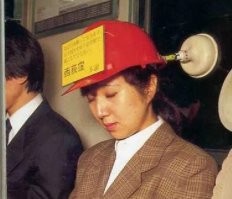 Девушка придумала, как не мотать головой во время сна в поездке