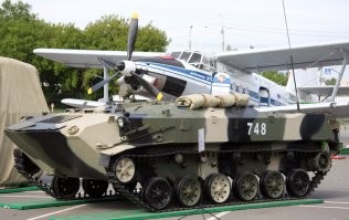 Ну, нееет! ) БМП имеет боевой модуль, т.е. вооружена (на ней ГШ 30мм)! Если и сравнивать, то с БМД,.. но БМД легче и десантируемая, по габаритам меньше. А БТР-Д (на базе БМД) имеет конструкционные отличия и особенности- Пушки нет, но есть два курсовых ПКТ, Среднее отделение увеличено (объём и высота), корпус длиннее (т.е. и ходовая в т.ч. на каток). В основном, функции транспортные- Доставка БП, Топлива, Эвакуация,.. Если установить кассеты с "Иглами", то индекс меняется на (-ЗД/ зенитный).