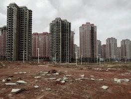 Да ладно, большинство никогда не верило в "Гигахрущ".. построить дом на 1,5 млн человек в пустыне.. зачем?  Что они там будут делать, где работать, куда ходить и как развлекаться, откуда брать еду и воду в таких объёмах, как вывозить отходы? Проект конечно интересный и авантюристский, но я не думаю, что даже с учётом нынешних корректировок - они дальше фундамента продвинутся. А если и продвинутся, то это будет гигантская заброшка, как города-призраки в Китае.. ведь недостаточно построить жильё, надо ещё придумать, как там будут жить люди.
