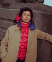 Роман Курбатов.
Может на своём примере писать книгу "Ошибки инвестора в С.-П."
Не пишу подковёрные и незаконные все ходы, это пусть он сам пропишет, пишу то что наверху, видимые ошибки.
1) город в общем насыщен объектами этого профиля. не учтена конкуренция (в том числе незаконная)
2) инвестирование чужих финансовых ресурсов, а не своих. на этом в России прогорает часть проектов.
3) вход в несвойственный для этого персонажа рынок (он ритейлер продуктовый), а это изначально риск
4) после того как "человеки из кабинетов" не дали ввести комплекс в эксплуатацию, а "другие человеки" предложили выкупить, отказываться не следовало. 
5) если пытаешься использовать лазейки в земельном законодательстве при строительстве, то следует не "ларёчником" быть, а   .... - хотя и это зачастую не помогает. 
У меня в регионе был такой депутат-строитель, сначала строил, потом землю оформлял и документацию проектную, сейчас в Израиле...