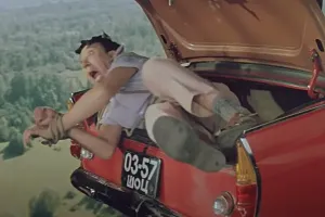 Nissan с водителем сбросили с тарзанки и установили рекорд Гиннесса