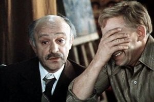 Тут не знаешь над кем больше смеяться!)) Над Быковым ( на улице койкого), или на угорающим Евстигнеевым!))