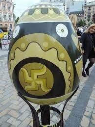 И с вот таких вот пасхальных яиц в центре куева, такая себе проверочка общества: прокатит или нет? Прокатило. Можно продвигать дальше.