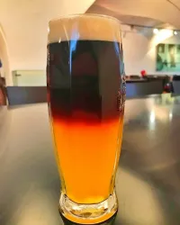 Можно подавать раздельно- не смешивать, можно смешать- но не перемешивать, как резано пиво, а можно перемешать до однородной массы.)))