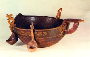 Ну в общем, да. Но были и более удобные варианты. Например, едндова с черпаками. Причем черпаки были индивидуальные, но вешались на борт ендовы.