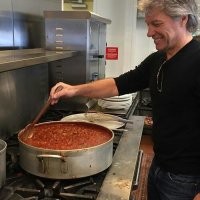 А ещё он открыл несколько столовок для малоимущих, где люди питаются бесплатно, и в свободное время сам там трудится.