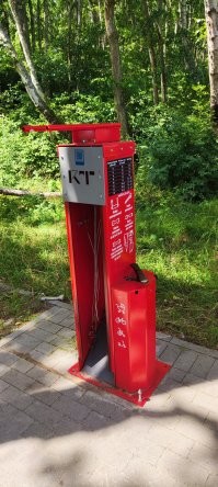 Калининградская область, Куликова, между Пионерским курортом и Зеленоградском. Бесплатная станция ТО для велосипедов. Рядом так же парковочные места для них. Изначально на шнурах были все необходимые для мелкого ремонта ключи, плюс насос с права на фото. Дальше постарались ублюдки, а говорят власть виновата.