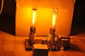 Всё гораздо проще. Суда по характерному жёлтому свету, "плантация" освещалась сборками натриевых ламп, а их часто называют "лампа-солнце" и в англоязычной литературе и у нас.  Вот вам и "солнечная батарея" на выходе.
