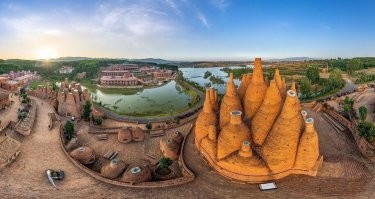 Их «хаотичная» конструкция строго продумана и основана на точных расчетах. При строительстве не использовались стальные балки и гвозди: только кирпич, а металлические детали можно увидеть уже внутри, в качестве элементов интерьера. Предпочтение отдано естественному освещению, поскольку основная концепция   гармония с природой.