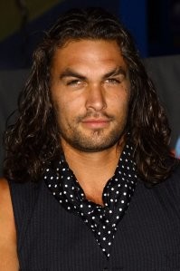 Момоа Джейсон. Рост 193, вес 106. Он тоже с длинными волосами - как ты выразился, полубаба. Только в лицо ты бы ему этого не сказал. Тихонько прошел бы мимо, глядя в другую сторону.