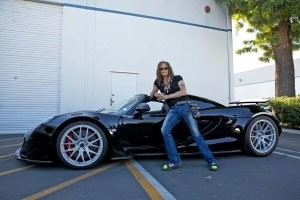 Этот продал веном, в таких-то лаптях на носки)))