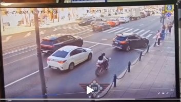 Если вы считаете, что «Финик» не перекрыл движение мотоциклисту и это его положение параллельно тротуару, то я даже спорить не буду, и да, я осуждаю мотоциклиста, он полностью неправ и вина за ДТП на нем, но...