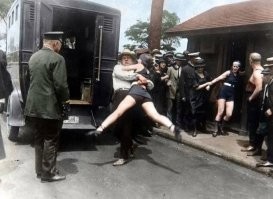 Ля
Женщин арестовывают за ношение слишком коротких купальников, Чикаго в 1922 году.