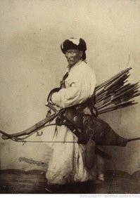 Ля
Монгольский воин в полном боевом снаряжении. Монголия, около 1900 года.