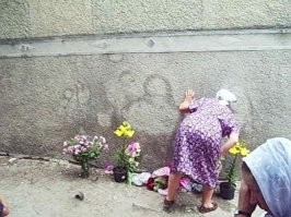 как-то было подобное, думали святые лики, а оказалось - ссанина
