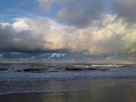 Везде можно найти красивые и даже уникальные места. Надо просто смотреть. Вот на мой взгляд сказочное и вполне реальное место рядом с моим домом. Гуляем там постоянно, но не устаю восхищаться и удивляться.  Город Зеленоградск. Балтийское море.