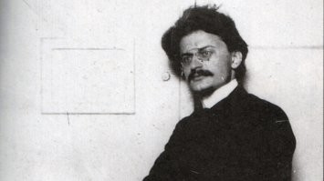 У Давыдова усы, а Барклай де Толли лысый. Правда, в моем учебнике ему кто-то рожки пририсовал.
Не знаю что в твоем понимании катастрофа, но по мне так отсутствие базового образование это очень плохо.
Скажешь кто на фото, без интернета?
