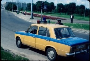 Это самые первые мигалки. Изначально все спецсигналы в СССР были желтого цвета, так как его лучше всего видно в тумане и при ограниченной видимости.  Синие и красные спецсигналы появились позже, когда начали разделят по цвету сигналы для разных служб. Одно время на машины гаи ставили даже зеленый спецсигнал, он использовался для сопровождения колонн