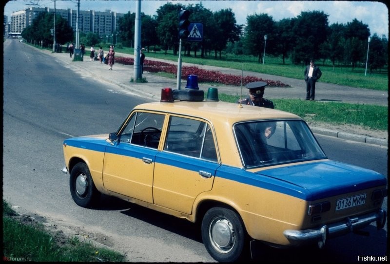 Это самые первые мигалки. Изначально все спецсигналы в СССР были желтого цвета, так как его лучше всего видно в тумане и при ограниченной видимости.  Синие и красные спецсигналы появились позже, когда начали разделят по цвету сигналы для разных служб. Одно время на машины гаи ставили даже зеленый спецсигнал, он использовался для сопровождения колонн