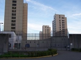Автор незнаком с понятием СИЗО, и да, они бывают многоэтажными.
Примеры из Нидерландов и Норвегии.
