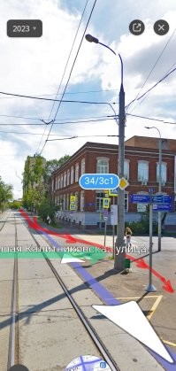 Ну а на меня, сверхразум лет 25-30. 
Сначала он нёсся по встречной полосе,пересёк перекрёсток, потом выскочил на тротуар. 

Хорошо, что я, по водительской привычке, головой кручу, почти как лётчик, даже когда пешком иду. 
Притормозил, пропустил летящего дебила. 

Так что, это от возраста не очень зависит.