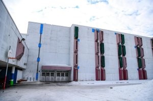 >> 21. Государственная школа в Монреале, Канада. Без окон, просто большой бетонный блок, похожий на тюрьму
есть там окна )