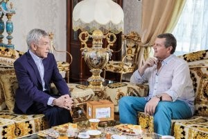 Сусальное золото и лепнину любят не только цыгане, видел интервью с Новиковым, вот где любитель роскоши.