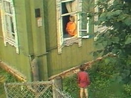 О, да, один такой дом я знаю 

1978 год. В полузаброшенной деревне из одной улицы, на севере Подмосковья, снимается телефильм, по ряду причин очень для меня важный. Часть действия разворачивается в старом доме, он по сценарию именовался "развалюхой". И вот, спустя сорок лет, мне выпал шанс побывать в местах съёмок. Конечно, всё там изменилось, чуть менее, чем полностью, заброшенная деревня разрослась, превратилась в пафосное местечко у озера с очень непростыми домами. Я шел по улице не узнавая почти ничего, вообще странное это ощущение, когда оказываешься в месте, которое изучил досконально по описаниям и фото, но видишь впервые. Конечно, я понимал, что у старого дома нет никаких шансов уцелеть среди всего этого великолепия.
А он взял и уцелел. Я стоял перед ним, смотрел на него и второй раз в жизни не верил в то, что вижу собственными глазами.