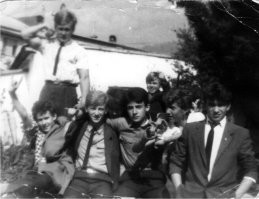 А вот интересно, есть ли кто на "Фишках", кто здесь присутствует на этом фото? (фото 1988-го года).