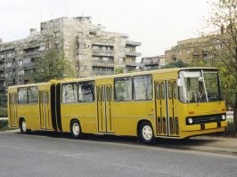 Вы что-то путаете, в Ялте "гармошек" не было никогда из-за рельефа дорог (были простые жёлтые "Икарусы"). В Симферополе да, были такие...